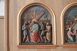 5. Station: Simon von Zyrene hilft Jesus das Kreuz tragen.