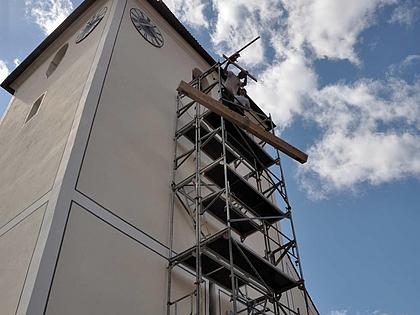Deinschwang, Filialkirche St. Martin: Montage des neuen Glockenstuhls. Bild: Thomas Winkelbauer