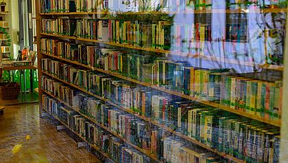 Bücherregal in der Bücherei.