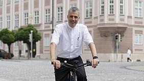 Der neue Generalvikar Michael Alberter auf dem Fahrrad.