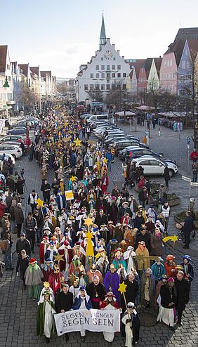 Singend zogen rund 2200 Sternsinger durch die Innenstadt von Neumarkt in der Oberpfalz. Das Bistum Eichstätt war das erste Mal Gastgeber einer Aktionseröffnung der Sternsinger. pde-Foto: Anika Taiber-Groh