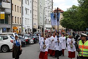 Die Pilgerprozession des Bistums Eichstätt auf dem Weg zum Gottesdienst am Marienplatz. pde-Foto: Geraldo Hoffmann
