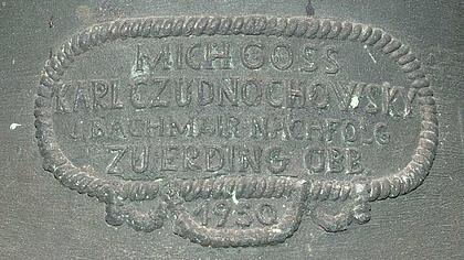 Meilenhofen, Glocke 3: Gießerinschrift des Glockengießers Karl Czudnochowsky, Erding (1950). Bild: Thomas Winkelbauer