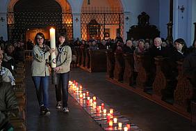Pfadfinder der Deutschen Pfadfinderschaft St. Georg (DPSG) hatten das Licht aus Bethlehem in Wien abgeholt und tragen es jetzt in die Eichstätter Schutzengelkirche.