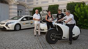Michael Hoffmann vom Bundesverband eMobilität (rechts) zeigt Bischof Gregor Maria Hanke (links) ein Elektroauto. pde-Foto: Anita Hirschbeck