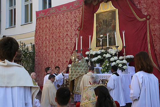 Bischof Gregor M. Hanke OSB erteilt den eucharistischen Segen (Foto: M. Schneider)