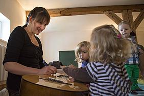 Annemarie Franke singt mit ihrer Eltern-Kind-Gruppe in Denkendorf viel – und lässt auch die Kleinen vorsichtig an den Gitarrensaiten zupfen. pde-Foto: Anika Taiber