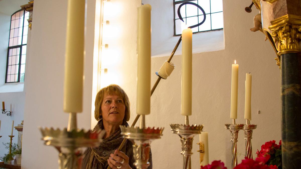 Mesnerin Gerda Bauernfeind entzündet Kerzen