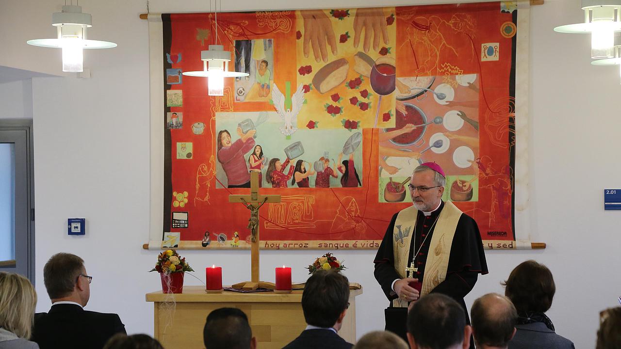 Bischof Hanke mit Gefangenen in der JVA Lichtenau. pde-Foto: Alexander Biernoth 
