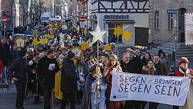 Gemeinsam zogen die Sternsinger bei der diözesanen Aussendungsfeier durch die Straßen Schwabachs. pde-Foto: Anika Taiber-Groh