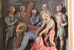7. Station: Jesus fällt zum zweiten Mal unter dem Kreuz.