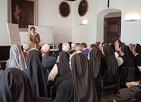 Sr. Christine Rod spricht beim diözesanen Ordenstag in Eichstätt. Foto: Sr. Bernadette Gevich