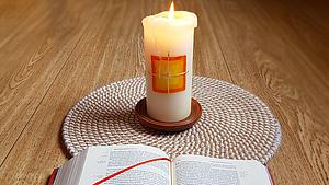 Bibel und Kerze