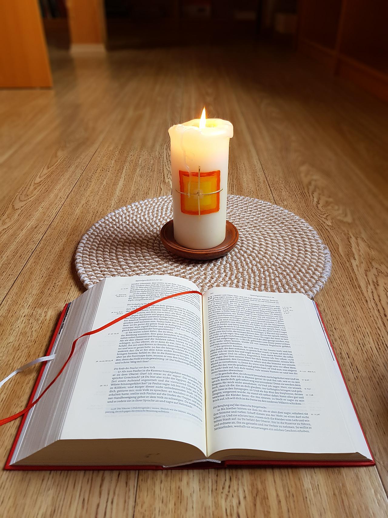 Bibel und Kerze
