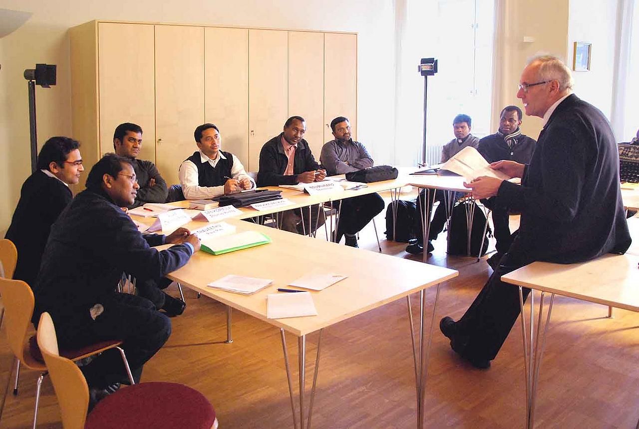 Pfarrer i. R. Georg Härteis beim Treffen mit den neun Teilnehmern des Förderprogramms für ausländische Priester. Foto: Gabi Gess