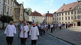 Wallfahrer auf dem Weg zur Eichstätter Schutzengelkirche