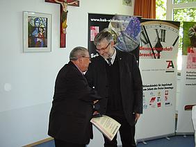 Pfarrer Karl Mödl erhielt aus den Händen von KAB-Diözesanpräses Domvikar Michael Konecny die Pauline-Gradl-Gedächtnismedaille, die höchste Auszeichnung des KAB Diözesanverbandes Eichstätt.