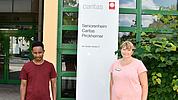 Jennifer Krieger und Muktar Gana Hassan haben im Seniorenheim Caritas-Pirckheimer in Nürnberg-Altenfurt erfolgreich ihre einjährige Pflegeausbildung absolviert.
