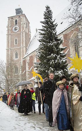 In dichtem Schneetreiben zogen die Sternsinger mit Bischof Gregor Maria Hanke bei der diözesanen Aussendung durch Ingolstadt. pde-Foto: Anika Taiber