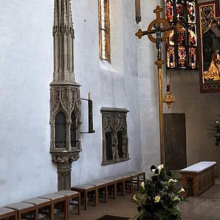 Pollenfeld, Pfarrkirche St. Sixtus: Gotisches Sakramentshäuschen aus der Zeit um 1470.  Foto: Thomas Winkelbauer