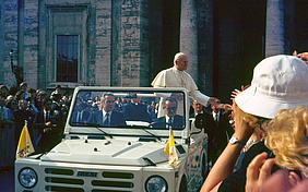 Papst Johannes Paul II. im Jahr 1980 bei einer Generalaudienz in Rom. Foto: Werner Staudt