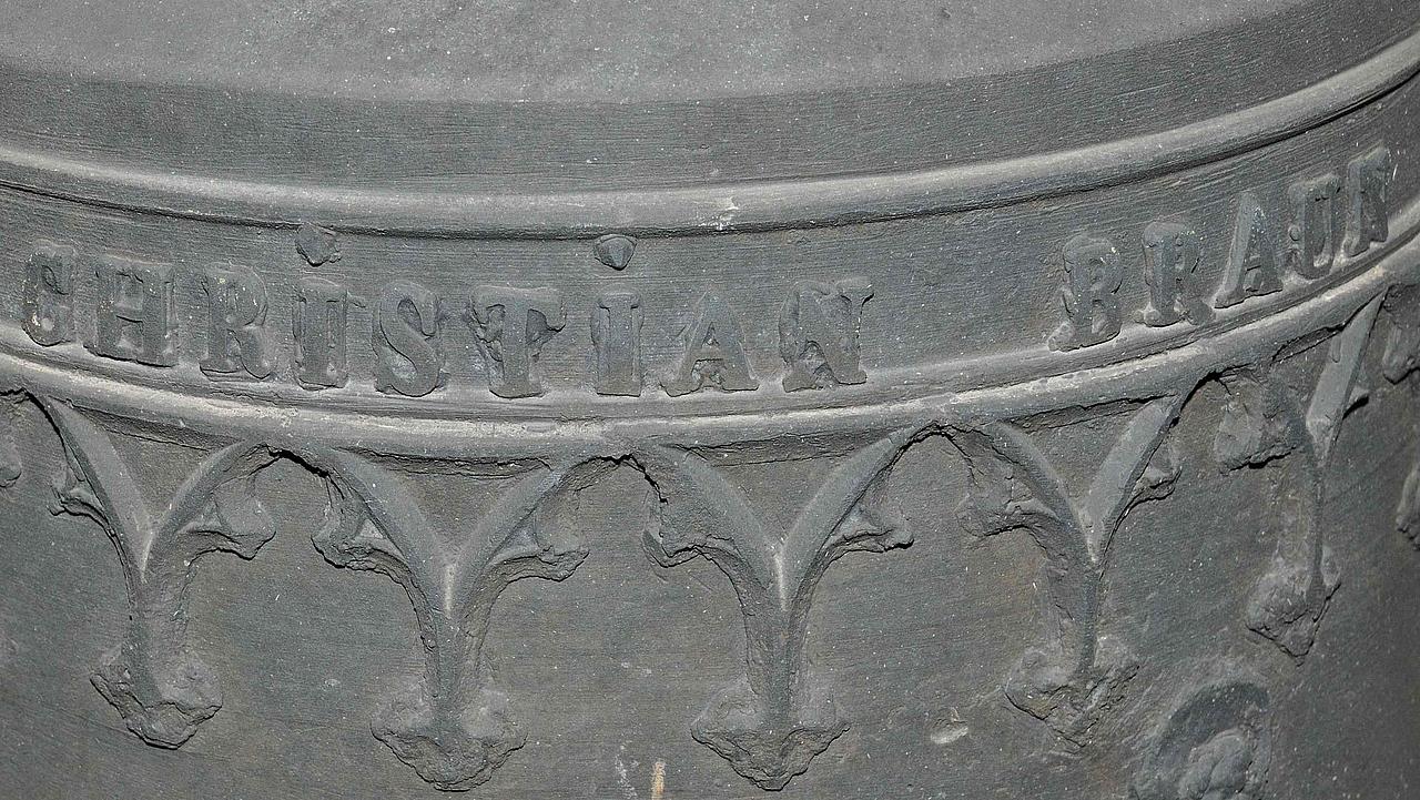 Gießerinschrift auf einer Glocke des Nürnberger Glockengießeres Justus Christian Braun. Foto: Thomas Winkelbauer