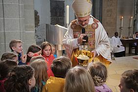 Die Verbindung mit Jesus aufrecht zu erhalten, das wünschte Bischof Gregor Maria Hanke den Kommunionkindern beim Gottesdienst im Eichstätter Dom. pde-Foto: Johannes Heim