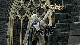 Skulptur der heiligen Katharina von Siena.