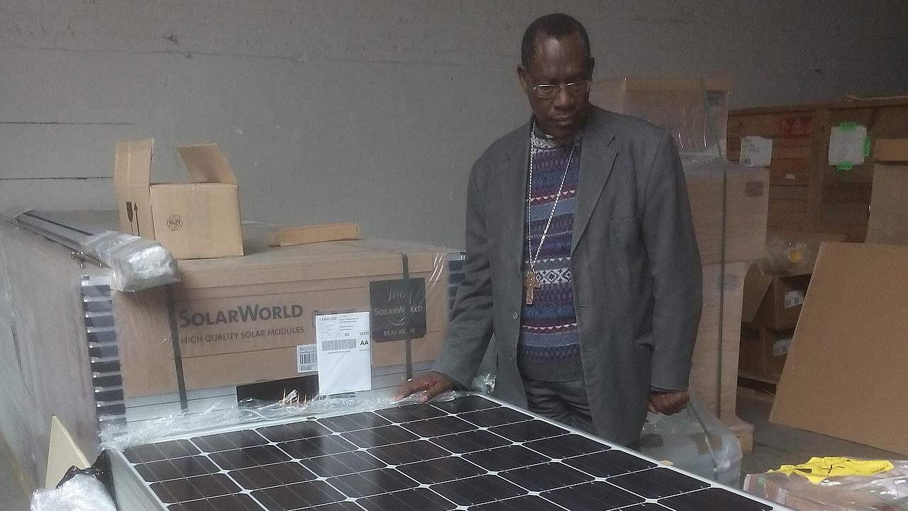 Erzbischof Simon Ntamwana nahm die Solarmodule persönlich in Aachen in Augenschein, bevor sie für das Leuchturmprojekt Bugendana im Rahmen der Partnerschaft zuwischen Eichstätt und Burundi verschifft wurden.