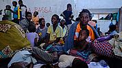 Opfer des Wirbelsturms in einer Notunterkunft in Mosambik. pde-Foto: Joost Bastmeijer/Caritas 