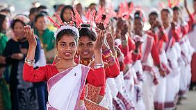 Tänzerinnen gestalten einen Gottesdienst im Nordosten Indiens. Foto: Fritz Stark/missio München