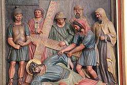 9. Station: Jesus fällt zum dritten Mal unter dem Kreuz.