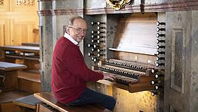 Hans Hutter spielt an der Orgel in Berching