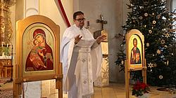 Pfarrer Adriy Dmytryk beim Altar zwischen zwei Ikonen