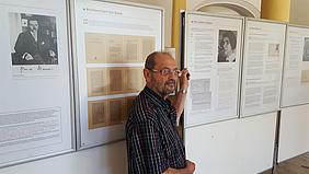 Lothar Schulz und die Ausstellung "Menschenschicksale"; Foto: Bernhard Löhlein