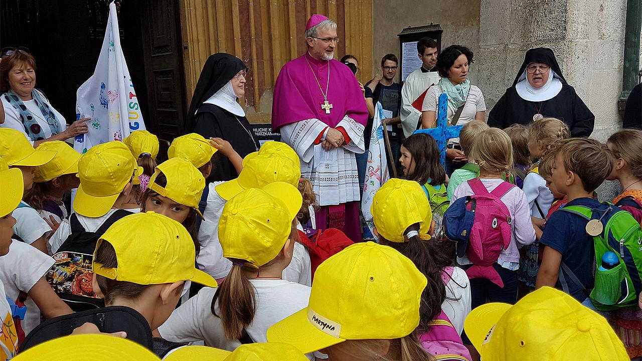 Bischof Hanke begrüßte die Kinder am Domeingang. Foto: Geraldo Hoffmann