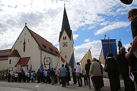 Die Teilnehmerinnen der Wallfahrt des KDFB-Diözesanverbands Eichstätt ziehen in die Pfarrkirche in Mindelstetten ein. Dort befindet sich das Grab der heiligen Anna Schäffer. pde-Foto: Anita Hirschbeck