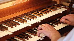 Hände auf Orgeltastatur