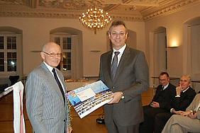 Karlheinz Heumann (links), der KAB-Diözesanvorsitzende, überreicht Kultusminister Siegfried Schneider als Dank für seine Unterstützung einen Kalender.