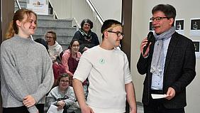 Radio K1-Redakteur Bernhard Löhlein mit Schüler Sami Cosgun und der Ehrenamtlichen Paulina Grupp.