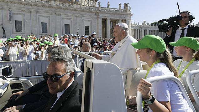 Papst Franziskus fährt an der Gruppe der Eichstätter Ministranten vorbei.