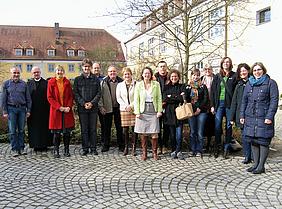 Kursteilnehmer/innen mit Referentin Bettina Mühlbauer aus Eichstätt im Kloster der Missionsdominikanerinnen in Strahlfeld bei Roding
