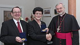 Das Ehepaar Schüller mit Bischof Hanke bei der Übergabe der Bistumsmedaille in Herrieden. Pde-Foto: Michael Alban