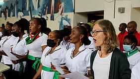 Die Eichstätter Domkantorin Deborah Hödtke (rechts) singt mit dem St. Benedict´s Parish Choir