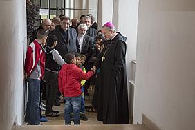 Bischof Gregor Maria Hanke und die Mitglieder der Ordinariatskonferenz setzten durch ihren Besuch in der Unterkunft für Asylsuchende in Eichstätt ein Zeichen der Solidarität. pde-Foto: Anika Taiber