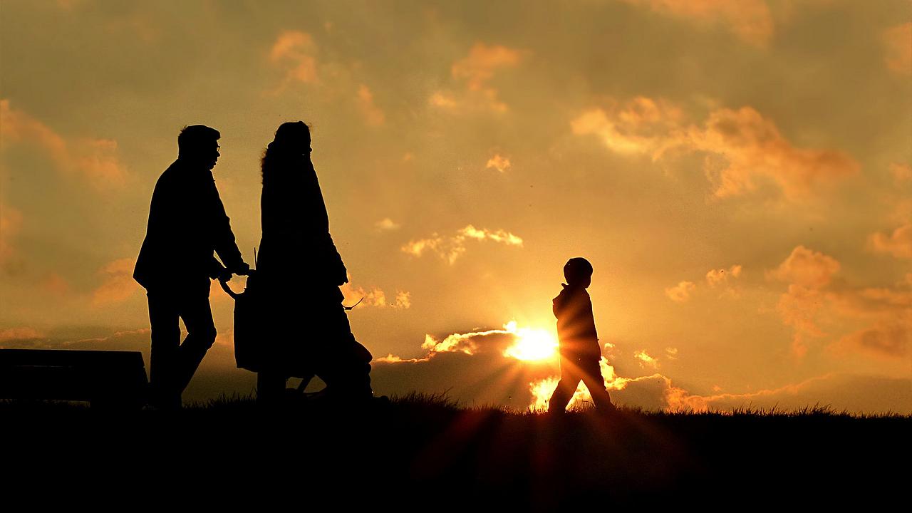 Spaziergang einer Familie. Foto: pixabay.com