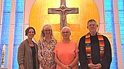 Im Juni konnten Pastoralreferentin Claudia Wilk (links) und Pfarrer Horst Schall (rechts) zwei neue ehrenamtliche Seelsorgerinnen in der Kapelle des Klinikums in ihr neues Amt einführen.