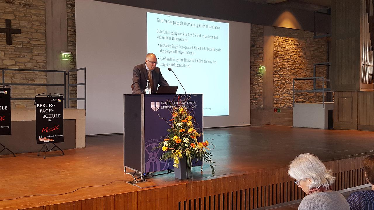 Prof. Dr. Arne Manzeschka am Redepult