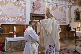 Bischof Gregor Maria Hanke weihte Ralph Heiligtag durch Handauflegung zum Priester.