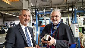 Von links: Wolfgang Lösch, Geschäftsführer der Leoni Kabel GmbH, zeigt Bischof Gregor Maria Hanke eines der Produkte der Leoni Kabel GmbH. pde-Foto: Bernhard Löhlein